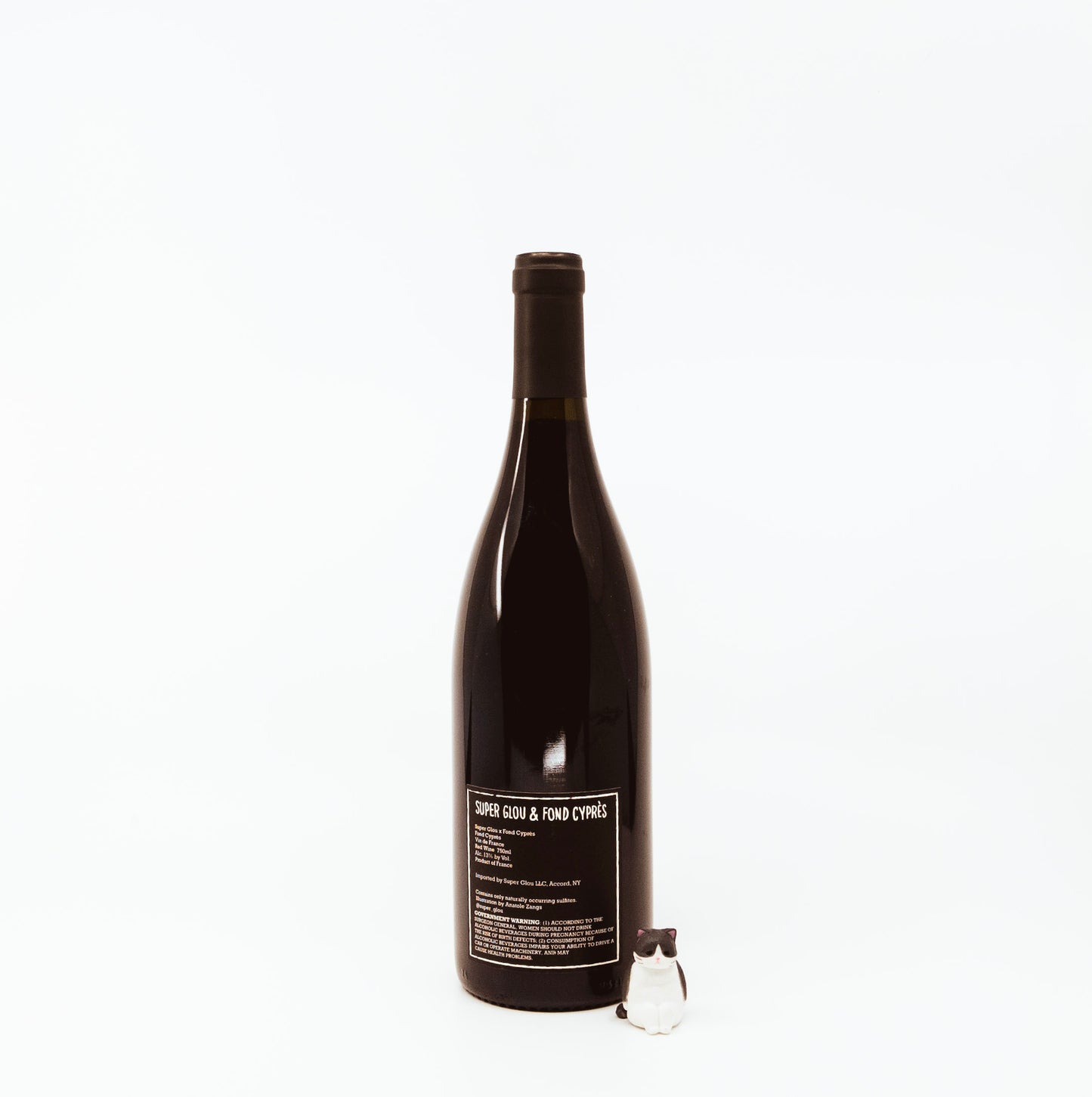 back of dark wine bottle with cat on label
